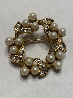 Vintage faux pearl rhinestone goldtone pin brooch